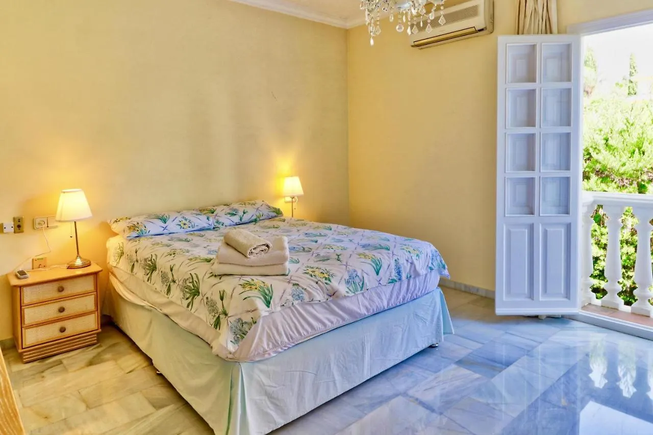 Villa Las Palmas Sleeps 10 Mijas
